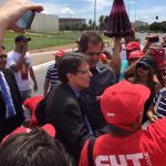 Eixo Monumental é bloqueado por taxistas e trabalhadores da educação